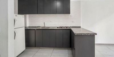 Vendo Hermoso Apartamento de 42 mts2 construidos, 2 habitaciones 2 baños completos, sala comedor, cocina integral, zona de lavanderia, vigilancia 24 horas, parqueadero comunal por sorteo cada 3 meses,  Ubicado en Ciudad Hayuelos, localidad de Fontibón, entre calles 13 y 17, se encuentra cerca a importantes centros comerciales cómo Hayuelos, el Edén y Multiplaza.

El conjunto tiene un (1) año de construido, con zonas sociales còmo parques infantiles, canchas multipropósito, salón comunal, piscinas y gimnasio.

 

 

 
