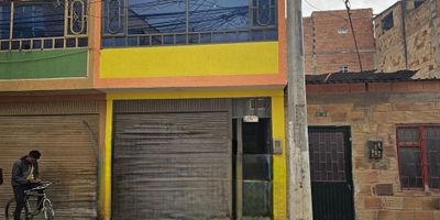 Te invito a descubrir esta hermosa casa de dos pisos de 105 metros cuadrados. En el primer piso, encontrarás un espacioso local de 50 metros cuadrados, perfecto para negocios o versatilidad, con baño y depósito. En el segundo piso, un cómodo apartamento con 2 habitaciones, sala-comedor luminosa, cocina funcional, zona de lavandería y baño completo. Una opción ideal para vivir y trabajar en un mismo lugar.