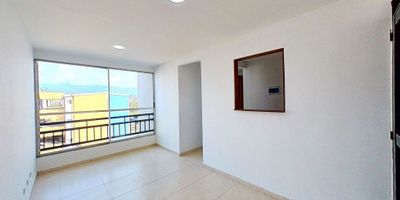 Apartamento en venta de 50m2, con vista exterior, ubicado en un 5to piso (Torre F Apto 504), acceso por escaleras. Consta de 3 habitaciones, 2 baños, sala comedor, cocina integral y zona de lavandería. Tiene piso cerámico en todas sus zonas. El conjunto cuenta con vigilancia privada las 24 horas. Cerca a centro comercial Caney Plaza; cerca a almacenes de cadena D1 y Ara; cerca a colegio Los Almendros; cerca a paradas del MIO; Vías de acceso por la calle 50 y cra 83c.ID-38708693617
