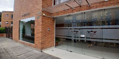 Excelente apartamento en arriendo sector Capellanía de tres alcobas, dos baños, sala comedor, cocina integral, estudio, garaje cubierto, se entrega encortinado, cerca a la avenida ciudad de Cali y Centro Comercial Hayuelos.