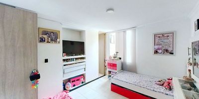 Apartamento en venta de 76m2, con vista exterior, ubicado en un 4to piso (Torre A Apto 406), acceso por escaleras. Consta de 3 habitaciones, 2 baños, sala comedor, cocina integral, balcón y zona de lavandería. Tiene piso cerámico en tosas sus zonas. El conjunto cuenta con zona para niños, piscina y vigilancia privada las 24 horas. Cerca a centro comercial Premier Limonar; cerca a almacenes de cadena La Gran Colombia, Dollarcity, D1 y Ara; cerca a colegio Parroquial Divino Salvador; cerca a universidad UCC; cerca a estación del MIO (Caldas); Vías de acceso por la cra 69 y calle 1aB.ID-43235109681
