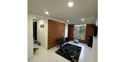 Te presento una increíble oportunidad de inversión en Villamaría, Caldas. Se trata de un hermoso apartamento de 58 metros cuadrados de área de terreno y 68 metros cuadrados de área construida, con una distribución inteligente que permite aprovechar al máximo cada rincón del espacio. Además, cuenta con una zona privada de 68 metros cuadrados, garantizándote privacidad y comodidad en todo momento.

El apartamento cuenta con 3 cómodas alcobas, perfectas para acomodar a toda tu familia. Además, dispone de un baño completo que cuenta con todas las comodidades para tu día a día. También tendrás la ventaja de un garaje, para que tengas tu vehículo siempre protegido.

En cuanto a las características internas del apartamento, no te faltará absolutamente nada. Podrás disfrutar de agua y electricidad las 24 horas del día, así como un sistema de citófono/intercomunicador para tu seguridad. También encontrarás armarios empotrados y clósets, para que puedas organizar tus pertenencias de manera eficiente. Y para tu comodidad, cuenta con doble ventana, que te garantizará tranquilidad y privacidad en todo momento.

Pero eso no es todo, tendrás una impresionante vista panorámica desde este apartamento, que te permitirá disfrutar de la belleza de Villamaría en todo su esplendor.

En cuanto a las características externas del apartamento, estarás rodeado de comodidades y servicios que harán tu día a día más fácil. Tendrás acceso pavimentado, lo que te permitirá una fácil movilidad en la zona. También podrás disfrutar de un área social, donde podrás compartir momentos especiales con tus seres queridos. Además, contarás con circuito cerrado de televisión, para tu seguridad y tranquilidad. También tendrás colegios y universidades cercanas, para que tus hijos puedan recibir una educación de calidad. Y para tus visitas, tendrás un amplio parqueadero disponible.

Y si te gusta disfrutar de la naturaleza, tendrás la suerte de contar con par