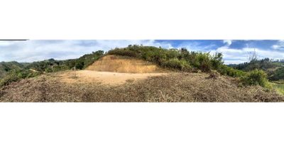 ¡Lote en Venta con Precio de Oportunidad! – San Vicente Ferrer

Lote ubicado en la Vereda Las Hojas, Lote 10, municipio de San Vicente Ferrer, con lindero hacia Rionegro. Ideal para construir vivienda campestre.

Características:


 
 Área total: 3.334 m²
 
 
 Área explanada: 521,12 m² (se puede ampliar con más explanación o pilotes para voladizos).
 
 
 Índice de ocupación: 30%
 
 
 Agua: Acueducto veredal, alimentado por fuente natural.
 
 
 Construcción permitida: Hasta 2 viviendas.
 


Documentación al día:


 
 Resolución de planeación municipal de San Vicente Ferrer.
 
 
 Escritura registrada en la Notaría 2 de Rionegro.
 


Acceso:


 
 Desde la vía a San Vicente, en la tienda Pelo Pelo, giras y estás a solo 7 minutos del lote.
 


Beneficio:


 
 Aplica para subsidio de vivienda rural.
 


 

 
