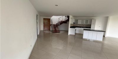 SE VENDE PENTHOUSE DUPLEX EN SABANETA EDIFICIO MANTIS 

⬇ Características ⬇

? Área construida: 236 m2
* Piso: 14 ~ Último piso


* PRIMER NIVEL*
* Sala 
* Comedor
* Cocina abierta con isla
* Estudio 
* Hall
* Baño social 
* Balcón 
* Habitación del servicio con baño
* Cuarto de ropas

SEGUNDO NIVEL:
* Habitación principal con espacio para oficina + vestier + baño con bañera y ducha + balcón 
* 2 habitaciones auxiliares con baño + vestier 
* Sala de tv

~ Habitaciones totales: 4 
(3 + servicio: todas completas)

~ Baños totales: 5 (3 + servicio: todos completos + baño social) 

INFORMACION  ADICIONAL 

Parqueadero: 2 independientes
Cuarto Útil: 2
Estrato: 6
Años de construido: 8

Zonas comunes de la unidad:
 
- Parque infantil 
- Piscina para adultos y niños 
- Gym
- Sendero para caminar
- Salón social 


?Administración: $1.030.000 mensuales
?Predial: $4.585.000 anual
