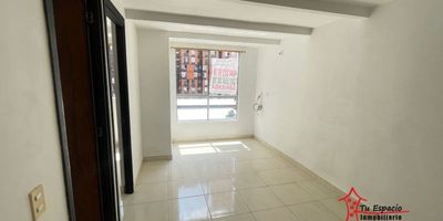 Apartamento en arriendo en La Candelaria, Medellín  de 55 m2 aproximadamente, cuenta con 2 alcobas, 2 closets, 1 baños, sala-comedor, cocina semi integral, red de gas, zona de ropas y calentador.En Edificio cuenta con  juegos infantiles, zonas verdes, ascensor, y portería 24 horas.Adicional tiene rutas de acceso y transporteCercanías:D1, Avenida Regional, Avenida del Ferrocarril, Facultad de Odontología Universidad de AntioquiaPara mayor información contáctame Melissa Salazar 3147757934