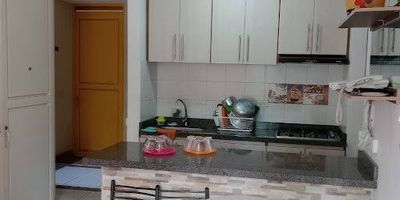 Arrendamos en GIRADOT, apartamento amoblado, ubicado en el segundo piso de un edificio con parqueadero comunal. Cuenta con tres alcobas, dos baños, sala-comedor, cocina integral, balcón y pisos en cerámica. El mobiliario incluye camas, una mesa pequeña de plástico, algunas sillas, televisor y el servicio de internet está incluido. Situado en una zona tranquila y de fácil acceso, se encuentra cerca de la Universidad de Cundinamarca, la Universidad Minuto de Dios, Si desea sin muebles el canon queda en $1.150.000
