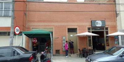 se arrienda bodega en el barrio Restrepo consta de dos baños, dos oficinas área 3.70 m2, cerca de la registraduria auxiliar Antonio Nariño 123-20690 132-20690