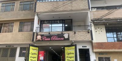 VENTA CASA ALPES DEL FUTURO RQ7223
1 NIVEL: local comercial amplio con baño y bodega, pisos ceramica y porcelanarto
2 NIVEL: apto de sala comedor 3 alcobas, 2 baños, cocina integral, balcon, pisos en laminado
3NIVEL: bodega y patio de ropas cubierto pisos en baldosa
servicios de 2 contadores de luz, 2 de agua, 2 de gas.