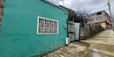 VENTA CASA LOTE CANADA GUIRA RQ7125
AREA.L: 6.80 M2X20.25: 150.8 AREA.C: 20 M2
1 nivel: area de lote amplio, con cocina, baño, alcoba, patio, pisos cemento.
servicios, agua,luz,gas.