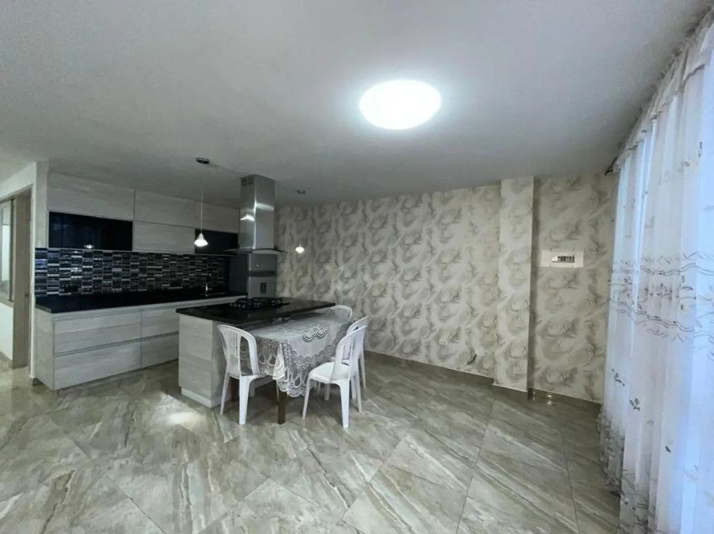 Casa de 4 alcobas en venta en Escocia, Bogotá, 393 m² · foto 3 de 19