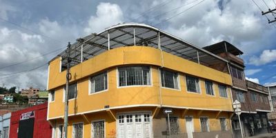 ABRAHAN LINCON RQ 6625
CASA ESQUINERA AREA.L: 6X21: 129.50 AREA.C: 245.66 M2
1 NIVEL: remodelado al 50 % local comeercial con baño o parqueadero pisos ceramica
apto con sala comedor, 2 alcobas, baño, cocina, cuarto san alejo, patio de ropas, p ceramica
2 NIVEL: apto de sala comedor, 3 alcobas 2 baños uno en la alcoba principal, cocina estudio
cuarto de san alejo, zona de ropas en la terraza con posiblidad de ampliar otro apto.
servicios de agua, luz, gas estrato 2-