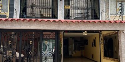 VENTA CASA CALVO SUR RQ3525
area.l: 18.25x6.50: 118.62 m2 AC: 330 M2
1 NIVEL: garaje doble, sala comedor, baño auxiliar, cocina integral, patio , cuarto de servicio con baño pisos en ceramica
2 NIVEL: 4 alcobas con closet, 1 baño, un cuarto de vestier, pisos en ceramica
3 NIVEL: terraza cerrada, un apartaestudio con 2 alcobas, cocina integral, 2 baños, pisos en ceramica
SERVICIOS PUBLICOS DE AGUA. LUZ. GAS ESTRATO 3, TIEMPO CONSTRUIDO  30 APROX
REMODELADO RECIENTEMENTE.