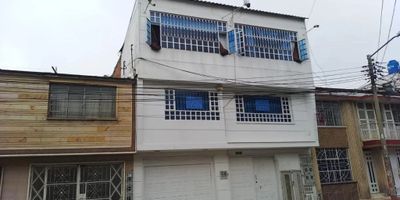 VENTA CASA SAN ANTONIO SUR RQ2825
AREA.L: 10X28.80:280.80 m2 area.c: 840
1 NIVEL: apto con puerta automatica para el garaje grande  independiente sala comedor, 3 alcobas, cocina semi integral, pisos ceramica.
2 NIVEL: apto con ingreso vehicular, sala comedor, 3 alcobas, 2 baños, cocina integral tipo americano, zona de ropas, pisos en ceramica, 
3 NIVEL: 3 APARTAMENTOS independientes cada uno con sala comedor, 2 alcobas, cocina, baño, zona de ropas pisos ceramica
contadores independientes como luz 4 contadores, agua 5 contadores, gas 5 contadores, estrato 3