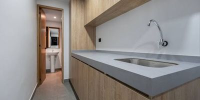 Venta de apartamento ubicado en el poblado, este inmueble de 220 mts ,cuenta con un diseño cómodo y funcional, cuenta con 3 habitaciones con closet y todas las alcobas con aire,  2 baños,Armarios Empotrados ,Balcón ,Bañó auxiliar, Bañó en habitación principal, Barra estilo americano, Cocina integral con electro domésticos horno, microonda de Teka y lavavajilla de Smeg. Vista panorámica,Zona de lavandería, Aire acondicionado, Cocina equipada, Inmueble de Lujo, Piso Madera, inmueble totalmente reformado Reformado, Características externas: Área Social, Ascensor , Piscina ,Portería / Recepción ,Salón Comunal, Vigilancia ,Zona residencial, Cuenta con Acabados de lujo, 447-13304
