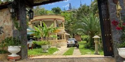 Lugar tranquilo y seguro. Terreno de 3.200 metros, casa dúplex construida de 290 metros, 4 habitaciones con puerta y closet, la principal con vestier, 5 baños cabinados, sala amplia, comedor amplio, patio de ropas grande con cuarto útil, cocina integral con isla grande de lujo, balcón amplio, piso en cerámica, corredores alrededor. Kiosco dúplex, primer piso cuenta con 6 bancas, un bar, piscina, jacuzzi, zona BBQ, portada eléctrica, excelente vías de acceso, condominio amplio, zona de parqueo de vehículos, arboles frutales, casita de muñecas, comedor en la parte externa de la casa, 2 fuentes de agua. PORTERIA 24 HORAS.