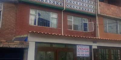 VENTA CASA GUSTAVO RESTREPO RQ1125
AREA.L: 6X20: 120 M2 A.C: 242 M2 ESTRATO 3
1 NIVEL: garaje o local comercial, apto independiente:
sala comedor, 2 alcobas, 2 baños, sin closet, cocina, zona de ropas, pisos ceramica
2NIVEL: apto frontal : sala comedor, 2 alcobas, baño, cocina, zona de ropas, pisos ceramica
al fondo : apto de sala comedor, 2 alcobas, un baño, cocina, zona de ropas. pisos ceramica
3 NIVEL: 2 aptos c/u sala comedor, 2 alcobas, baño, cocina, zona de lavanderia, pisos ceramica
todos los servicios  son independientes.