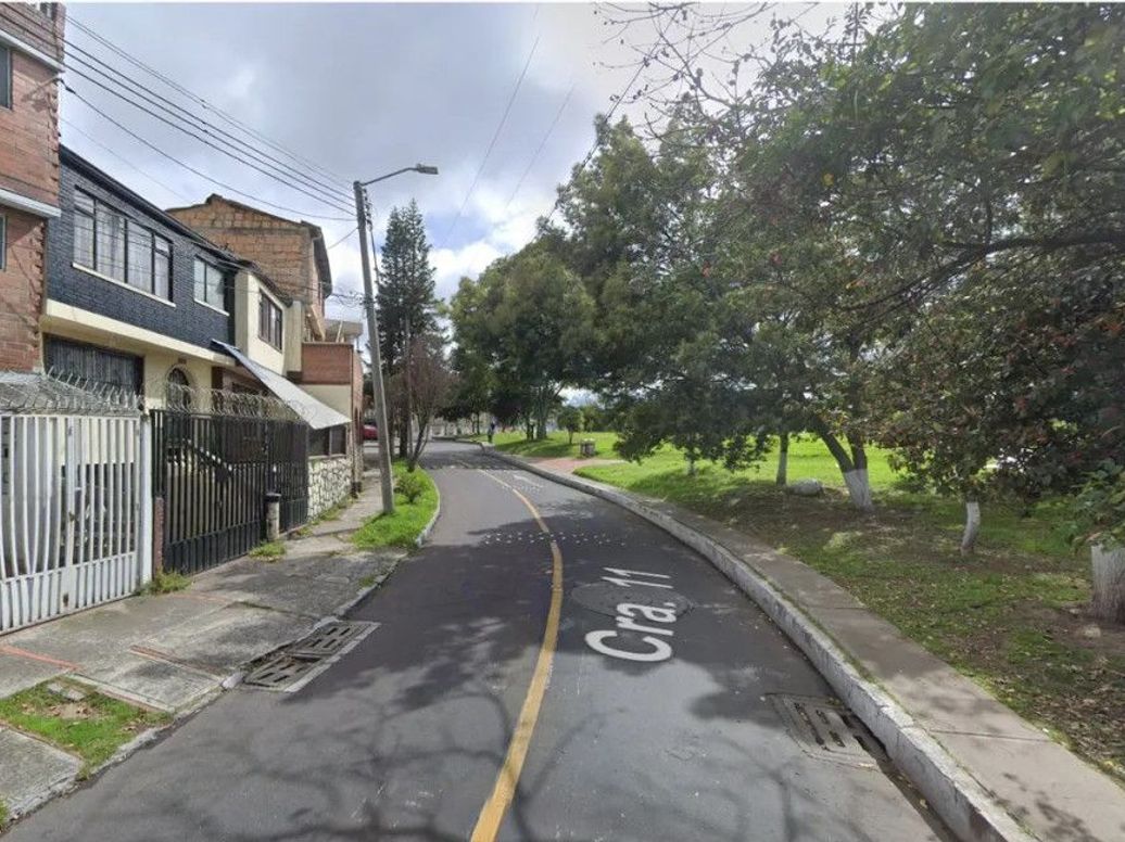 Casa de 9 alcobas en venta en Ciudad Jardín Sur, Bogotá, 350 m² · foto 2 de 3