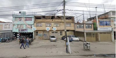 VENTA CASA SAN JORGE CENTRAL RQ29524
area.l: 14x23.50: 329 m2 A-C: 600 M2 APROX
1 NIVEL: bodega amplia con 2 baños y pisos en cemento 
2 NIVEL: sala comedor, cocina, 2 baños, 4 alcobas
alcoba adicional al fondo, pisos en ceramica
servicios de 2 contadores de agua, luz de luz y uno de gas
estrato 3, tiempo de construido 30 años aprox