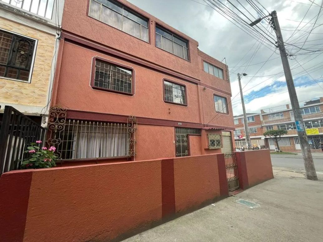 Casa de 9 alcobas en venta en Quiroga, Bogotá, 200 m² · foto 2 de 20