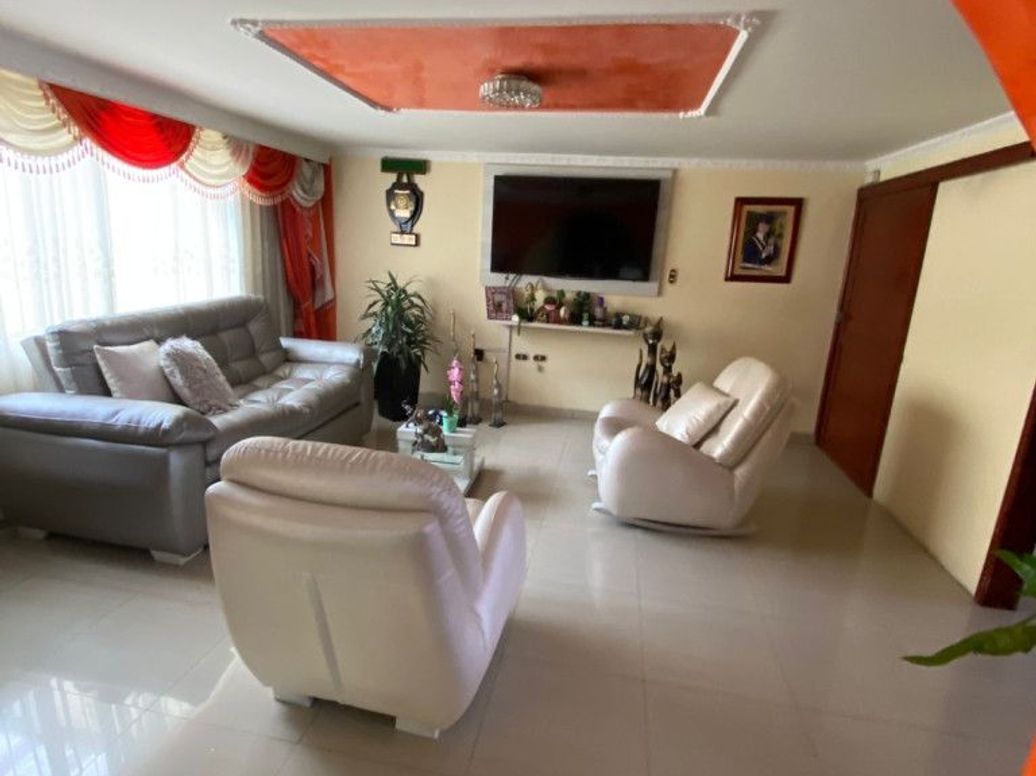 Casa de 8 alcobas en venta en La Victoria, Bogotá, 480 m² · foto 13 de 20