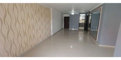 Apartamento en arriendo – Ciudad Jardín, Barranquilla

 

Apartamento ubicado en uno de los sectores más exclusivos y residenciales de Barranquilla. Con una excelente distribución y acabados de alta calidad, esta propiedad es ideal para quienes buscan comodidad, espacio y una excelente ubicación.

 

Características del apartamento:

 

Área total: 130 m²

 

Segundo piso (sin ascensor)

 

3 alcobas amplias

 

Habitación principal con baño privado y acceso al balcón

 

1 baño auxiliar

 

Sala-comedor

 

Cocina integral

 

Habitación y baño de servicio

 

Balcón con vista a la ciudad

 

Clósets en todas las habitaciones

 

Pisos en cerámica o mármol

 

Admite mascotas

 

 

Características del edificio y entorno:

 

Garaje privado

 

Recepción y portería con vigilancia 24 horas

 

Acceso pavimentado

 

Acceso para personas con movilidad reducida

 

Zona residencial tranquila

 

Estrato 5

 

Cercano a colegios, universidades, supermercados y servicios

 

 

Precio de venta: Consultar

Ubicación: Ciudad Jardín, Barranquilla

Contacto WhatsApp: 3507049400

 

 

 
