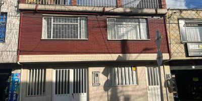 VENTA CASA BOSQUE POPULAR RQ24824
1 NIVEL:  local comercial,  bodega, 2 baños en obra  gris, pisos concreto.
2 NIVEL: sala comedor, cocina basico, 3 baños, 4 alcobas, pisos ceramcia.
3 NIVEL: terraza con zona de lavanderia pisos en concreto, servicios de agua y luz.