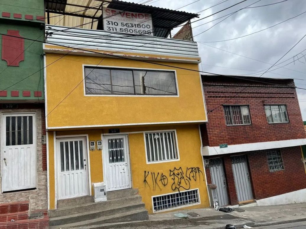 Casa de 10 alcobas en venta en Las Guacamayas, Bogotá, 300 m² · foto 2 de 16