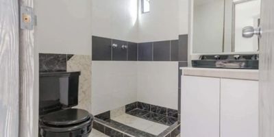 Casa de 3 niveles para estrenar primer nivel bodega de 174 m2 con 2 baños mezanine y oficina. Segundo nivel apartamento con sala comedor, 2 alcobas con closet, baño, cocina integral y patio de ropas. 
Tercer nivel apartamento con sala comedor, 2 alcobas con closet, baño cocina integral y patio de ropas. Excelentes acabados buena ubicacion facil acceso a transporte. cerca al parque de soacha , iglesia principal y colegios.  132-2613