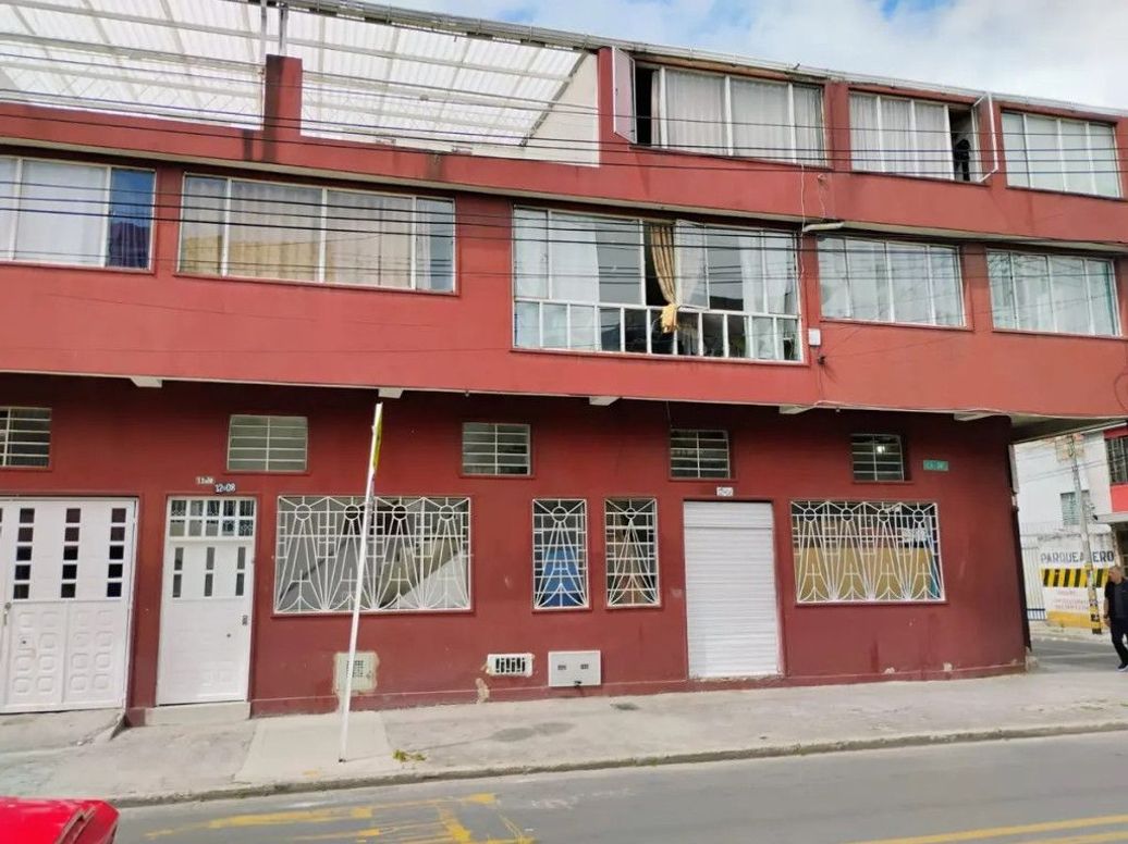 Casa de 7 alcobas en venta en San Jose, Bogotá, 384 m² · foto 3 de 17