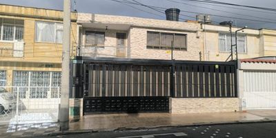 VENTA CASA CIUDAD JARDIN RQ13524
1 NIVEL: garaje para 4 carros, sala amplia y comedor amplio, cocina full integral,  patio amplio cubierto con techo corredizo, baño auxiliar, zona de planchado, área de gimnasio, pisos en mármol cerámico.
2 nivel: 4 alcobas 1 baño auxiliar y uno privado, Vestier, balcon y hall pisos en mármol cerámico
sistema de alarma con cámaras de seguridad.