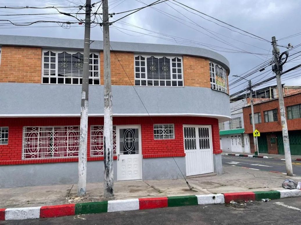 Casa de 3 alcobas en venta en Caracas, Bogotá, 324 m² · foto 3 de 20