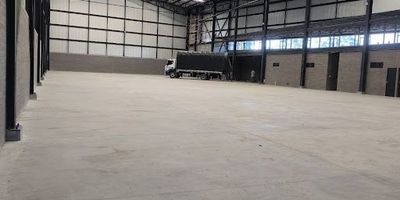 Bodega para arriendo en Rionegro sector Belén sobre la autopista Medellin-Bogota, cuenta con un área de huella 2.000m2, un mezanine de 340m2, parqueadero de 900m2 y una zona verde de 700m2, la bodega cuenta con altura de 11.5 metros, Portada principal 17 metros de ancho motor eléctrico, Portada segundaria 7 metros de ancho ,Puerta camión 7 metros de ancho*5.5 de alto elevadiza motor eléctrico con rampa para ingreso a bodega, Puerta muelle para tractocamión 6.8 metros de ancho* 5.5 de alto elevadiza motor eléctrico, entrada peatonal, Lovi o sala, amplios baños para hombres y mujeres adaptados con Vestier, sanitarios y duchas, cuartos para oficina, cuartos para almacén, cuartos para comedor, 3 puertas peatonales para salida de emergencia, cuenta con pozo septico y agua de acueducto, muy buena oportunidad para tu empresa o marca.