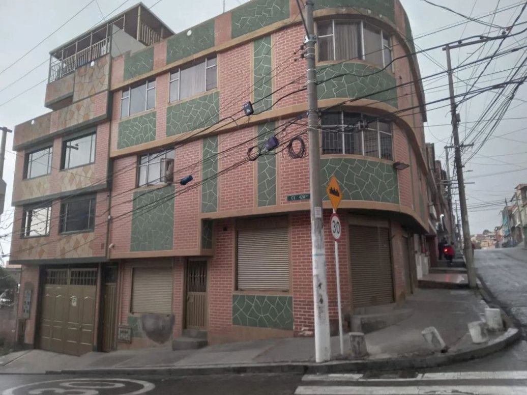 Casa de 13 alcobas en venta en San Jose Oriental, Bogotá, 586 m² · foto 2 de 9