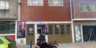 VENTA CASA CENTENARIO RQ8524
1 NIVEL:  local grande y local pasillo construcción en madera, solo columnas, con vivienda
2 alcobas, cocina, baños, pisos en baldosa
2 NIVEL: 2 alcobas en pisos en madera
servicios de agua luz gas