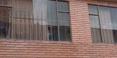 CASA EN VENTA LEON XIII RQ3324. Se vende amplia casa rentable en el sector de Soacha León XIII la cual consta de 5 niveles, en el primer nivel cuenta con garaje y un apartamento de dos alcobas, un baño, sala comedor, cocina y amplio patio cubierto. En el segundo nivel dos apartamentos cada uno con dos alcobas con closets, cocina semi integral, sala comedor. En el tercer nivel un apartamento amplio con dos alcobas, sala comedor, cocina y baño. en el cuarto nivel, zona de lavado y un apartamento de dos alcobas, sala comedor, y un baño. En el último nivel cuenta con terraza de vista panorámica.