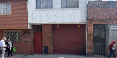 VENTAS CASA INGLES RQ5724
1 NIVEL: local comercial, 2 alcobas, 2 baños, una cocina
pisos en enchape.
2 NIVEL: sala comedor, 4 alcobas, 1 baño y cocina, enchape
3 nivel: terraza: un baño, lavadero, patio de ropas
estrato 3 excelente ubicación.