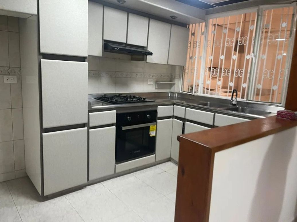 Casa de 5 alcobas en venta en Lombardía, Bogotá, 200 m² · foto 4 de 11