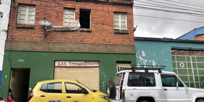 Venta de casa San Bernardo de dos niveles, primero nivel consta de local comercial con cocina, gas natural independiente, un baño, apartamento independiente de dos alcobas, cocina y un baño. Segundo nivel consta de entrada independiente de sala comedor, tres alcobas, un baño, patio, al fondo otro apartamento de dos alcobas, cocina, un baño. Tercer nivel no escriturado consta de una alcoba, sala comedor, cocina, un baño, pisos en baldosa y madera. Servicios de agua, luz y gas.  Queda cerca de la Hortúa, Estación de Gasolina y del Hospital Hortúa.