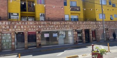 VENTA LOCAL SANTA BARBARA CENTRO RQ2024
Local comercial con baño, almacenamiento interno, queda cerca del centro histórico de Bogota al lado de la iglesia santa bárbara, zonas comunes, 2 porterías, salón social, gym con sauna, porque infantil, parqueadero de visitantes, pisos en ceramica con luces led en el techo, servicios de agua, luz, gas.