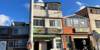Venta de Casa en el Barrio La Serafina consta de tres niveles, primer nivel consta de local comercial con baño, cocina y zona de lavandería, segundo nivel consta de cuatro alcobas, dos baños, un closet, sala comedor, cocina sencilla, tercer nivel consta de terraza con zona de lavandería, alcoba, dos cocinas, dos baños y zona de lavandería adicional, pisos en cerámica y baldosa. Tiene dos contadores de luz, dos de agua y tres de gas.