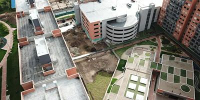 VENTA APARTAMENTO EN ZIPAQUIRA BARRIO ALGARRA RQ2324
CUENTA CON: Sala comedor, 3 alcobas, 3 closet, un baño en la alcoba principal
1 baño auxiliar, balcon, estudio, cocina semi integral, zona de ropas
pisos en madera laminada, conjunto tiene zonas comunes, piscina, turco,
jacuzzi, gimnasio, bbq, salón de juegos para niños,  estrato 4