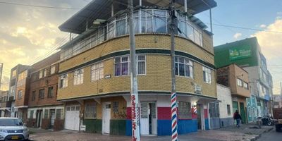 VENTA CASA SANTA LUCIA RQ0424
1 NIVEL: garaje doble o local de 15 mts, renta 500.000 
apto de sala comedor, 2 alcobas, cocina, baño, zona de ropas, pisos en baldosa
2 NIVEL: 2 apartamentos cada uno de 2 alcobas, baño cocina, zona ropas, pisos en ceramica
3NIVEL: 2 apartamentos uno de sala comedor,  1 y 2 alcobas, cocina, baño, zona ropas y pisos ceramica
4 NIVEL: terraza amplia cubierta con zona de ropas