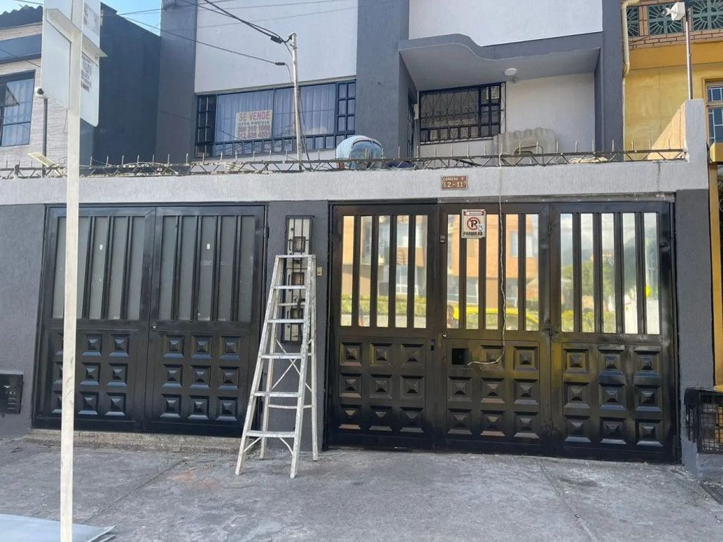 Casa de 7 alcobas en venta en Santa Ana Sur, Bogotá, 250 m² · foto 2 de 20