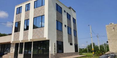 VENTA APARTAMENTO MELGAR TOLIMA RQ29023 URBANIZACION ALTOZANO CUENTA 3 NIVEL: garaje PARA MOTO, un apto con: sala comedor, 2 alcobas, estudio, 2 baños, cocina integral, closet, y patio de ropas, pisos en ceramica, terraza tiene 3 tanques de reserva de agua cada uno de 500 mlt, cada uno por piso, servicio totalmente independientes. construido aprox 1 año.