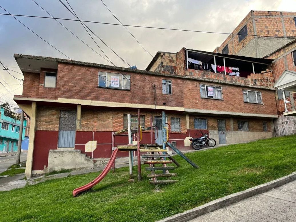 Casa de 16 alcobas en venta en Atenas, Bogotá, 320 m² · foto 3 de 17