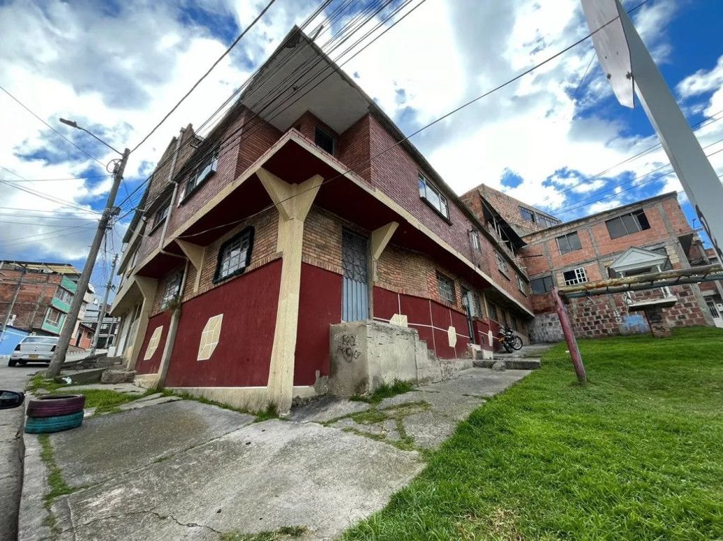 Casa de 16 alcobas en venta en Atenas, Bogotá, 320 m² · foto 2 de 17