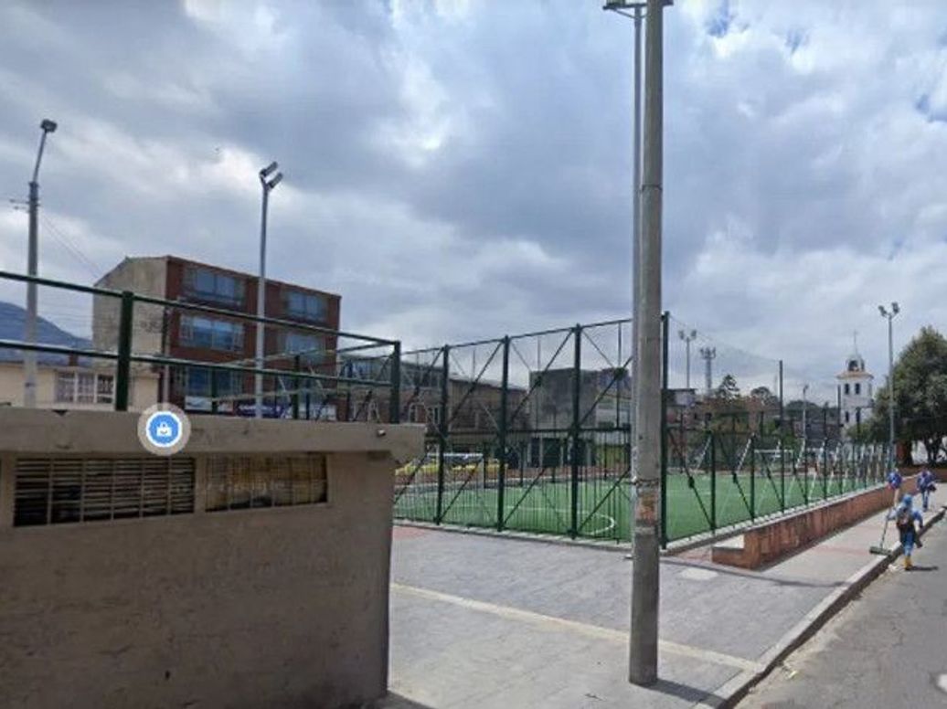 Casa de 11 alcobas en venta en San Jose, Bogotá, 380 m² · foto 2 de 8
