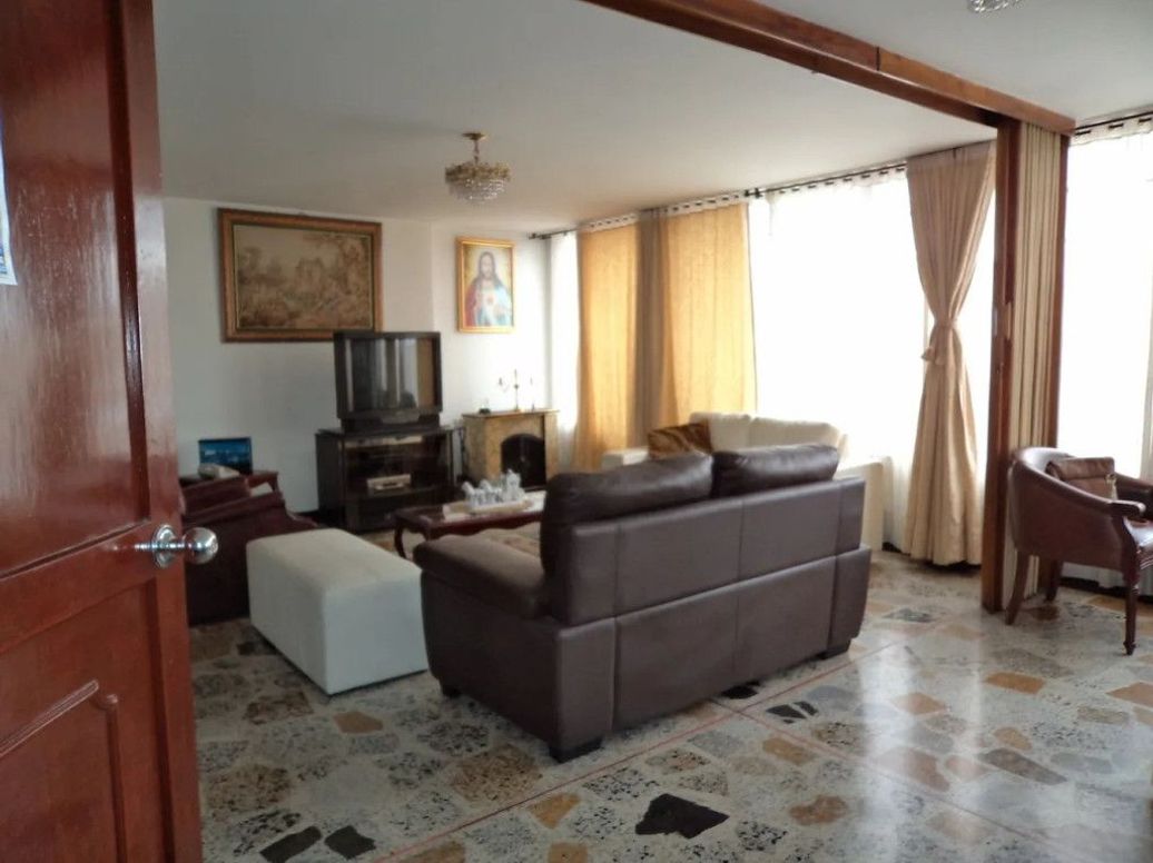 Casa de 6 alcobas en venta en Santa Lucía, Bogotá, 622 m² · foto 10 de 14