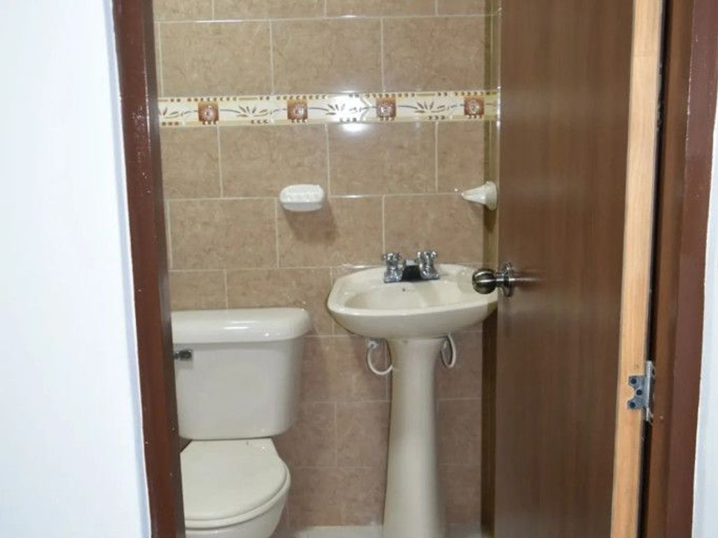 Casa de 8 alcobas en venta en Centenario, Bogotá, 224 m² · foto 7 de 20