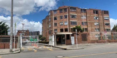 VENTA APARTAMENTO TUNAL CONJUNTO BOLIVAR RQ12623
 CUENTA CON: sala comedor, 3 alcobas, closet, baño, cocina integral, zona lavanderia
pisos en ceramica, garaje comunal con opcion, hipoteca de 76 millones.